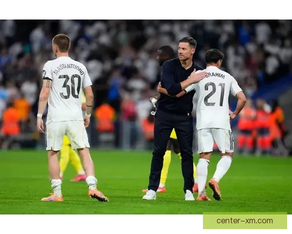 重逢爱徒德米在大战皇马前主动拥抱昔日河床弟子马斯坦托诺